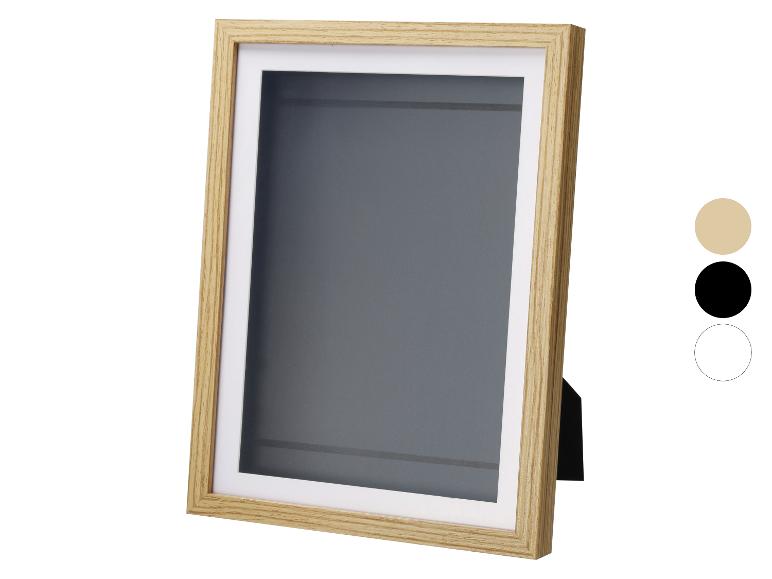 Licht houten fotolijst met wit passe-partout en zwarte standaard