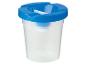 Transparante beker met blauw deksel en penseelhouder.
