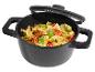 Zwarte pan met pasta en groenten, met open deksel