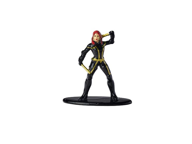 Black Widow actiefiguur in een zwart-gouden pak, met twee stokken.