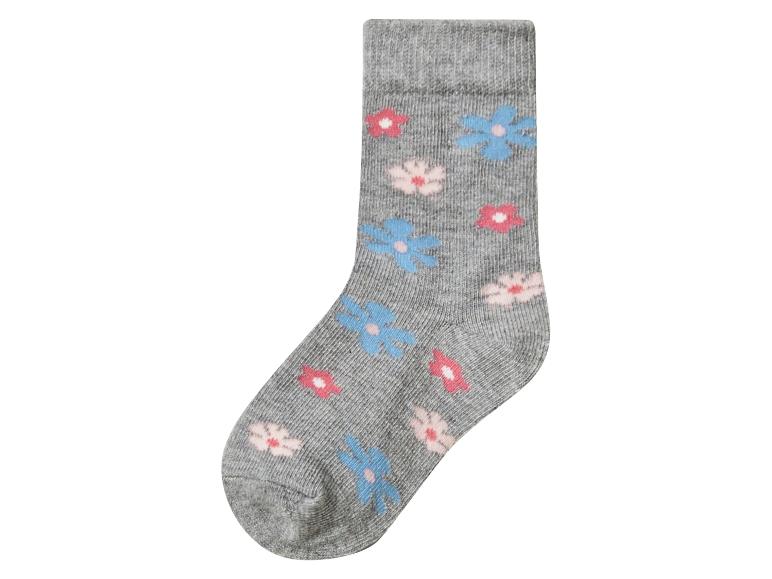 Grijze kindersok met patroon van roze en blauwe bloemen.