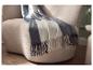 LIVARNO home woondeken met franjas gedrapeerd over een moderne fauteuil