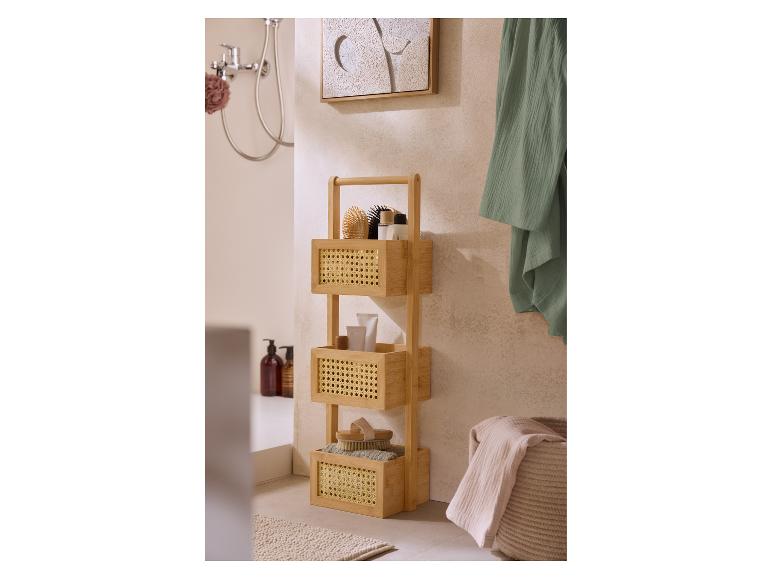 Bamboe badkamerrek met rotan details, douche en badmat in een moderne badkamer.