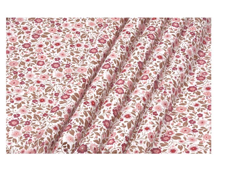 Katoenen stof met een roze bloemenpatroon en bruine bladeren op een witte achtergrond.
