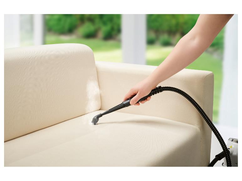 Bankreiniging met een stoomreiniger.