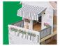 Poppenhuis met balkon en bloembakken, voorzien van een gestreepte luifel.