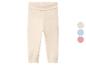 Lichtbeige babybroek met geribbelde textuur en drie kleurstalen: beige, blauw en roze.