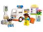 Speelgoedambulance, twee figuren en bouwblokken waaronder een huis en verkeerslicht.