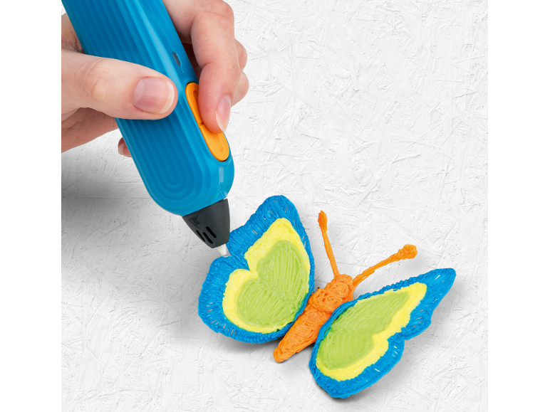 Hand met 3D-pen creëert een kleurrijke vlinder op een witte achtergrond.