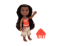 Moana-pop met lang donker haar, oranje top en bedrukte broek, met een rode kam.