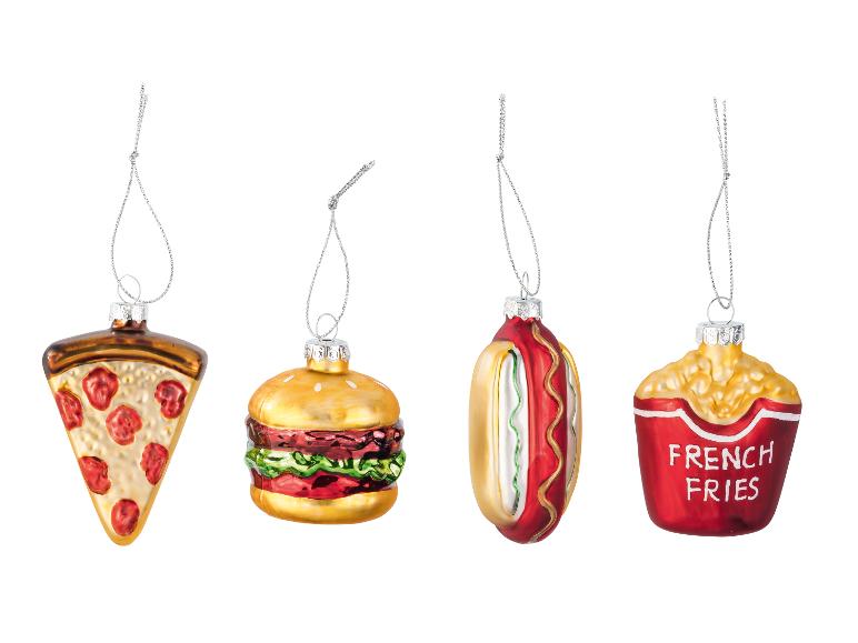 Kerstversieringen in de vorm van pizza, hamburger, hotdog en frietjes.