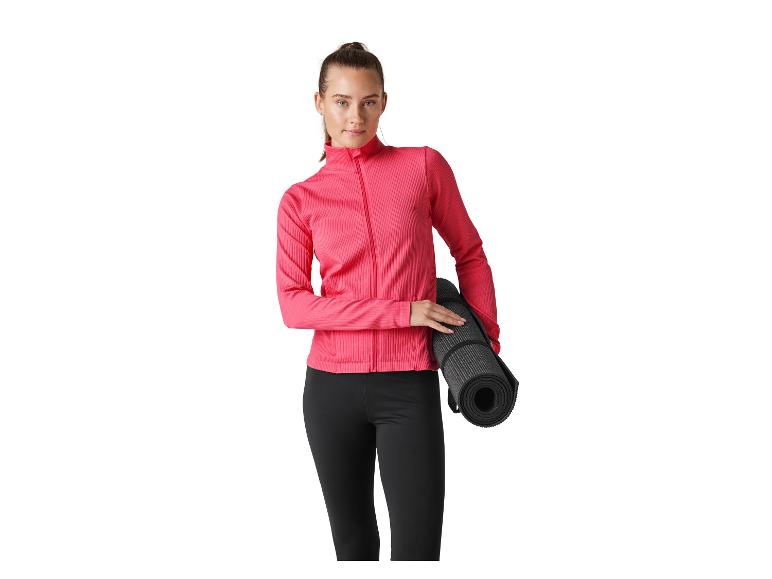 Vrouw in roze trainingsjack en zwarte legging met yogamat.