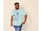 Man in lichtblauw T-shirt met 'Ride the Waves California' surfprint, blauwe jeans