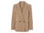 Een beige damesblazer met dubbele rij knopen.