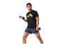 Man in zwart shirt en blauwe shorts traint met dumbbells.