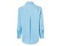 Een lichtblauw overhemd met lange mouwen