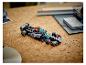 LEGO Mercedes-AMG F1 W14 E Performance raceauto op een kurken tafel.
