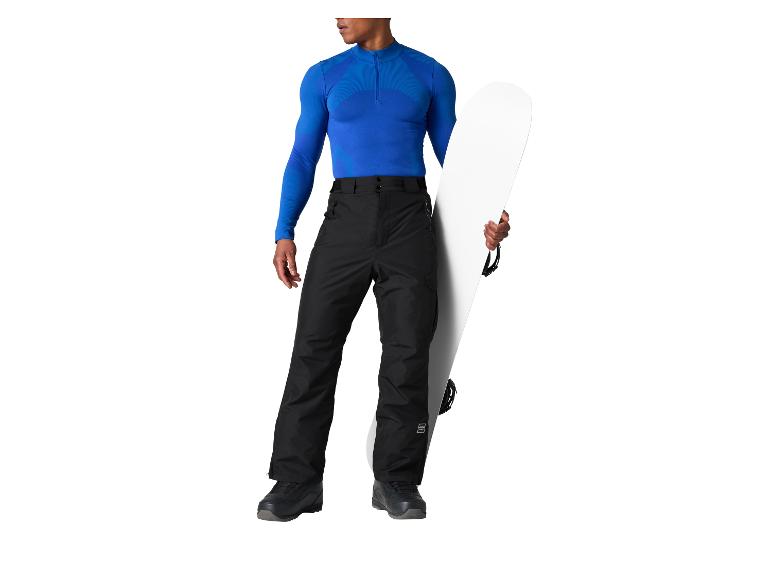 Man in blauw shirt met lange mouwen en zwarte sneeuwbroek met een wit snowboard.
