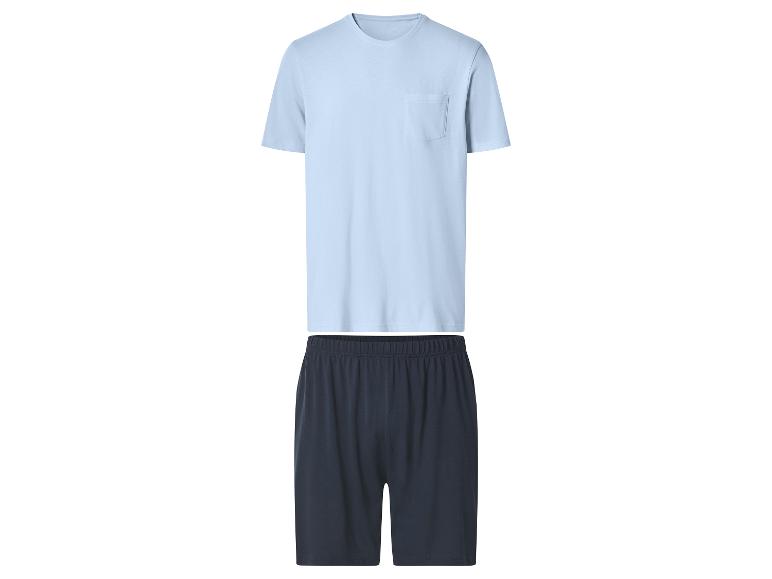 Herenpyjama: lichtblauw T-shirt met korte mouwen en donkerblauwe shorts