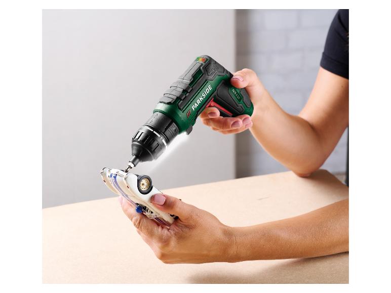 Persoon gebruikt een Parkside accuschroevendraaier om aan een speelgoedauto te werken.