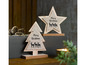 Twee houten kerstversieringen, een ster en een kerstboom, met rendieren en de tekst 'Merry Christmas'.