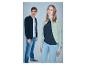 Man en vrouw in jeans en bedrukte sportjacks