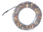 Opgerolde LED-lichtslinger met rode en gele lampjes op een zwarte achtergrond.