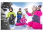 Kinderen in winterkleding spelen vrolijk in de sneeuw.
