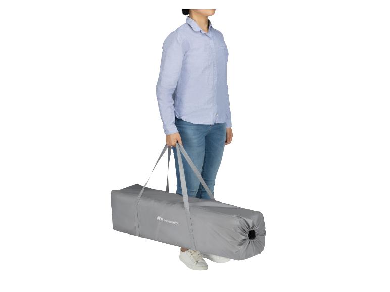 Vrouw draagt een grijze draagtas met handvatten.