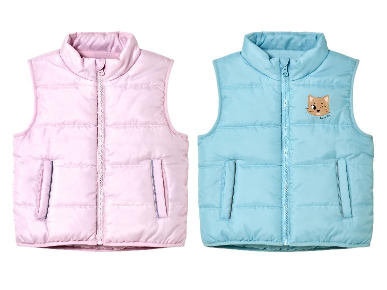 Roze en lichtblauwe gewatteerde vestjes voor kinderen; één vest heeft een kattenprint.