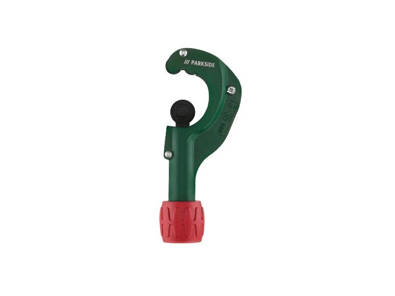 Groene pijpsnijder met een rode knop, met een maatbereik van 3-35 mm.
