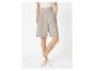 Dames beige bermudashort met hoge taille en een witte crop top.