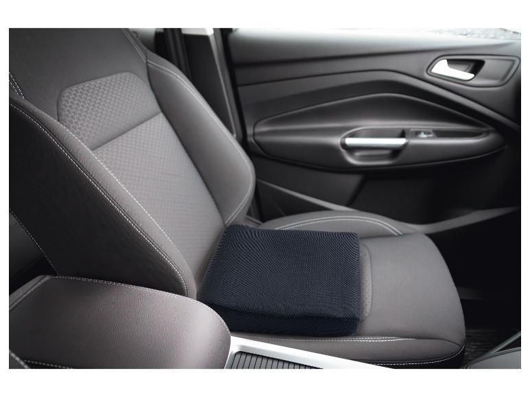 Zwarte autostoel kussen voor extra comfort.