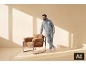 Man in casual grijs trainingspak, leunend op bruine fauteuil in zonnige kamer.
