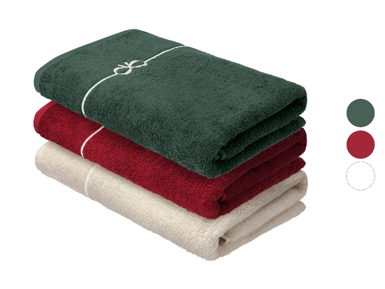 LIVARNO® Frottier-Duschtuch: Stapel van drie gevouwen handdoeken in donkergroen, rood en crème.