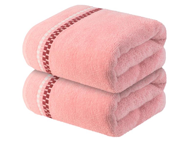 Twee roze badhanddoeken met een rood-witte rand.