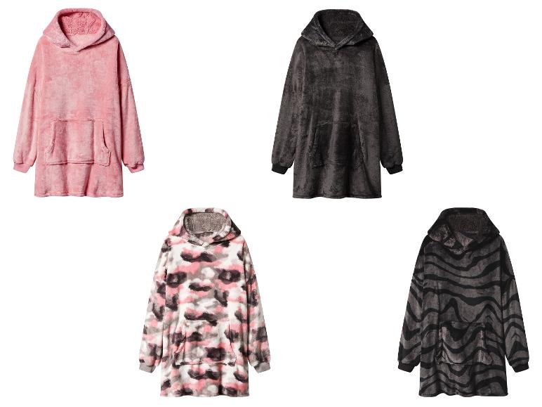 Vijf oversized fleece hoodies in roze, zwart en met patronen.
