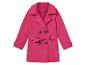 Een roze trenchcoat met ceintuur.