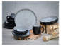 Zwart en lichtgrijs servies: borden, kommen en mokken.