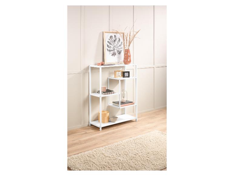 Een wit metalen rek met decoratieve voorwerpen.