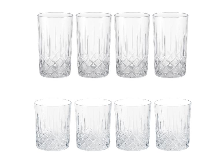 Acht transparante glazen met een ruitpatroon aan de onderkant, in twee rijen.