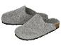 Een paar grijze vilten pantoffels met een zwarte zool en kurkdetails.