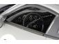 Close-up van het dashboard en stuurwiel van een speelgoedsportwagen.