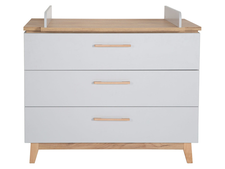 Een grijs baby commode met drie laden en een verschoningsmat.
