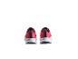 Een paar roze sneakers met witte zool, achteraanzicht.