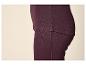 Close-up van paarse thermoshirt en legging op een model.