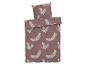 Bruin beddengoed met een kraanvogelprint.