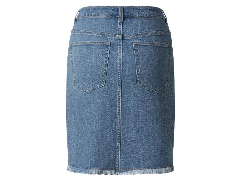 Lichtblauwe, aansluitende jeansrok.