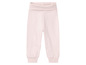 Een roze broek met elastische tailleband.