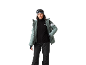 Vrouw in ski-jas, fleecejack, skibroek en skibril